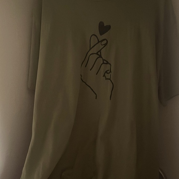 Green Plus t-shirt with a finger heart - Picture 1 of 1
